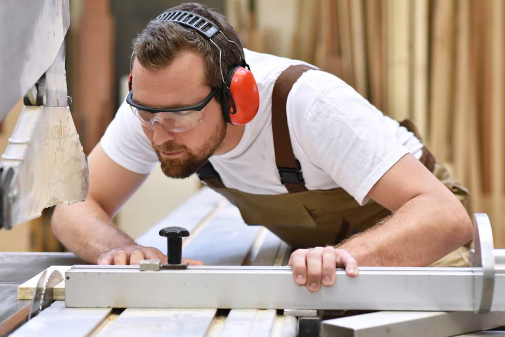 Rischio la sicurezza personale, migliorare la sicurezza personale, falegname, attenzione, vigilanza sul lavoro, potenziali pericoli, occhiali di sicurezza, cuffie antirumore, protezioni per le orecchie, lavori manuali, evitare incidenti sul lavoro, SafeStart, SafeStart International, abitudini in tema di sicurezza, sicurezza sul posto di lavoro, sicurezza sul lavoro, migliorare la cultura della sicurezza, incentivare la consapevolezza della sicurezza, ridurre gli errori umani, ridurre gli infortuni, riduzione degli infortuni, ridurre i tassi di incidenti, migliorare le cifre aziendali, prevenire gli errori critici, implementare un cambiamento positivo della cultura nella vostra azienda, promuovere l'impegno dei collaboratori, incentivare l’impegno dei collaboratori, sicurezza 24 h su 24/7 giorni su 7, sicurezza 24 ore su 24, essere sicuri 24 ore su 24/ 7 giorni su 7, modelli comportamentali sicuri, apprendere i comportamenti sicuri, acquisire competenze universali in materia di sicurezza, competenze in materia di sicurezza per le famiglie, competenze in materia di sicurezza per i bambini, competenze in materia di sicurezza per tutti, formazione sulla sicurezza per i collaboratori, sicurezza per l’intera azienda, formazione sulla sicurezza per i bambini, migliorare l’efficienza operativa, migliorare la qualità, abitudini correlate alla sicurezza, comportamento correlato alla sicurezza, modelli di rischio, garantire prestazioni elevate, stati critici, decisioni critiche, errori critici, come avvengono gli infortuni, come prevenire gli infortuni, come prevenire gli incidenti