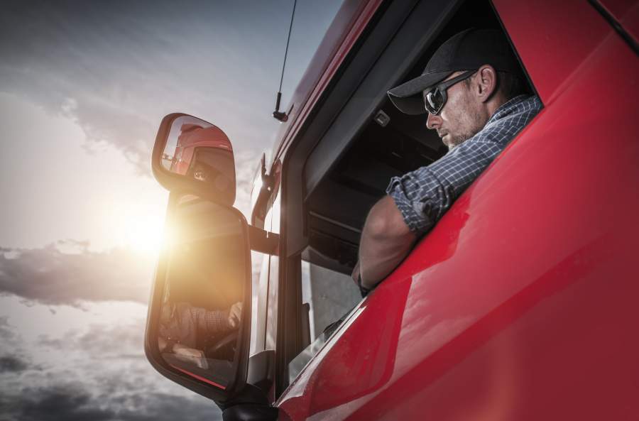 Regole di sicurezza, buone pratiche inerenti alla sicurezza, traffico stradale, Autista di camion, autista di camion, trasporto pesante, sicurezza stradale, strada in sicurezza, società di trasporti, camion rosso, servizio di trasporto, camion, camionista, occhiali da sole, Buone pratiche inerenti alla sicurezza, comportamenti in sicurezza, rispetto delle norme di sicurezza, routine in situazioni di pericolo, sicurezza stradale, codice della strada, regole e routine, comportarsi in sicurezza, riduzione dei rischi per la sicurezza, valorizzare la consapevolezza della sicurezza, evitare incidenti stradali, migliorare la sicurezza personale, SafeStart, SafeStart International, abitudini in tema di sicurezza, sicurezza sul posto di lavoro, sicurezza sul lavoro, migliorare la cultura della sicurezza, incentivare la consapevolezza della sicurezza, ridurre gli errori umani, ridurre gli infortuni, riduzione degli infortuni, ridurre i tassi di incidenti, migliorare le cifre aziendali, prevenire gli errori critici, implementare un cambiamento positivo della cultura nella vostra azienda, promuovere l'impegno dei collaboratori, incentivare l’impegno dei collaboratori, sicurezza 24 h su 24/7 giorni su 7, sicurezza 24 ore su 24, essere sicuri 24 ore su 24/ 7 giorni su 7, modelli comportamentali sicuri, apprendere i comportamenti sicuri, acquisire competenze universali in materia di sicurezza, competenze in materia di sicurezza per le famiglie, competenze in materia di sicurezza per i bambini, competenze in materia di sicurezza per tutti, formazione sulla sicurezza per i collaboratori, sicurezza per l’intera azienda, formazione sulla sicurezza per i bambini, migliorare l’efficienza operativa, migliorare la qualità, abitudini correlate alla sicurezza, comportamento correlato alla sicurezza, modelli di rischio, garantire prestazioni elevate, stati critici, decisioni critiche, errori critici, come avvengono gli infortuni, come prevenire gli infortuni, come prevenire gli incidenti